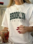 Brooklyn Harf Baskılı Düşük Omuzlu T-shirt, Rahat Kısa Kollu Bol T-shirt, Kadın Giyim - Beyaz thumbnail 1