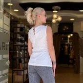 ASİMETRİK KESİM KELEBEK BONCUK NAKIŞLI TİŞÖRT thumbnail 4