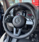 DİKİŞLİ DİREKSİYON KILIFI NOKTA DERİ SİYAH DERİ MAVİ YÜZÜK DİKİŞLİ MERCEDES SPRİNTER İÇİN thumbnail 1