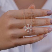 Kar Tanesi Tasarımlı Beyaz Zirkon Taşlı 925 Ayar Gümüş Kadın Kolye thumbnail 1