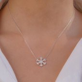 Kar Tanesi Tasarımlı Beyaz Zirkon Taşlı 925 Ayar Gümüş Kadın Kolye thumbnail 2