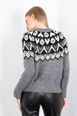 GRİ RENK SİYAH BEYAZ DESENLİ YARIM BALIKÇI ÖNÜ ÖRGÜLÜ KAZAK - 2