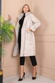 KREM POFUDUK VE KAŞE KALIN FERMUARLI BELDEN VE BİLEKTEN LASTİKLİ YAKALI UZUN MANTO thumbnail 7