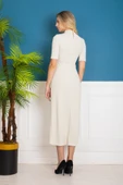 KREM YUVARLAK YAKA ÜSTE OTURAN FİTİLLİ MİDİ BOY ELBİSE thumbnail 7