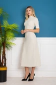 KREM YUVARLAK YAKA ÜSTE OTURAN FİTİLLİ MİDİ BOY ELBİSE thumbnail 2