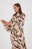 BEJ ELBİSE PEMBE SARI SİYAH RENKLERDE KARIŞIK DESENLİ UZUN KOLLU BELDEN KUŞAKLI thumbnail 3