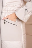 KREM POFUDUK VE KAŞE KALIN FERMUARLI BELDEN VE BİLEKTEN LASTİKLİ YAKALI UZUN MANTO thumbnail 3