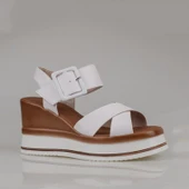 Trend Adımlar Beyaz Dolgu Topuk Kemerli Kadın Sandalet thumbnail 2