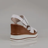 Trend Adımlar Beyaz Dolgu Topuk Kemerli Kadın Sandalet thumbnail 4