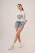 Kalp Baskılı Crop Beyaz Tişört thumbnail 2