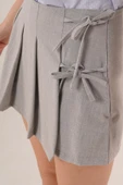 Önü Piliseli Yandan Bağlama Detaylı Gri Mini Şort Etek thumbnail 2