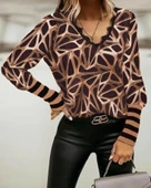 Kadın Uzun Kollu V Yaka Kenarları Güpür Detay şardonlu Dalgıç Bluz thumbnail 1