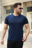 Erkek Bisiklet Yaka Arma Detaylı Basic Kısa Kollu Tişört thumbnail 1