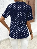 Kadın Kısa Kollu Yakadan Fermuarlı Puantiyeli Uzun Dokuma Viskon Bluz thumbnail 6