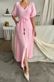 V YAKA BEL BONCUK BAĞLAMALI MÜSLİN ELBİSE YIRTMAÇ DETAYLI - Pembe thumbnail 2