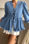 KETEN BLUZ ÖNDEN BAĞLAMALI FIRFIR DETAYLI - Mavi thumbnail 2