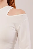 Omuz Dekolte Detaylı Beyaz Bluz thumbnail 4