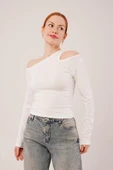 Omuz Dekolte Detaylı Beyaz Bluz thumbnail 1