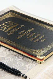 50 ADET - İsim Baskılı Ciltli Yasin Kitabı - Seccade - Kristal Tesbih Set - İslami Hediyeler thumbnail 3