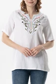 Kısa Kol Çiçek V Yaka Nakışlı Müslin Yazlık Bluz Beyaz Byz 2XL-3XL Beyaz thumbnail 3