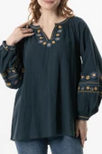 Uzun Kol Şile Bezi Gülruh V Yaka Nakışlı Bluz Petrol Ptrl 2XL-3XL Petrol thumbnail 3