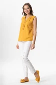 Kolsuz V Yaka Berrin Güpür Detaylı Müslin Yazlık Bluz Hardal Hrd L Hardal thumbnail 5