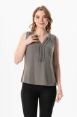 Kolsuz V Yaka Berrin Güpür Detaylı Müslin Yazlık Bluz Gri Gri M Gri thumbnail 1