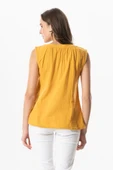 Kolsuz V Yaka Berrin Güpür Detaylı Müslin Yazlık Bluz Hardal Hrd XL Hardal thumbnail 2