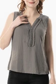 Kolsuz V Yaka Berrin Güpür Detaylı Müslin Yazlık Bluz Gri Gri S Gri thumbnail 3