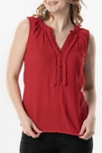 Kolsuz V Yaka Berrin Güpür Detaylı Müslin Yazlık Bluz Kırmızı Krmz 2XL Kırmızı thumbnail 3