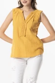 Kolsuz V Yaka Berrin Güpür Detaylı Müslin Yazlık Bluz Hardal Hrd 3XL Hardal thumbnail 3