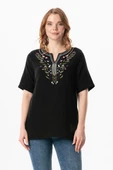 Kısa Kol Çiçek V Yaka Nakışlı Müslin Yazlık Bluz Siyah Syh 2XL-3XL Siyah thumbnail 1