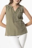 Kolsuz V Yaka Berrin Güpür Detaylı Müslin Yazlık Bluz Haki Hk M Haki thumbnail 3