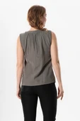 Kolsuz V Yaka Berrin Güpür Detaylı Müslin Yazlık Bluz Gri Gri 2XL Gri thumbnail 2