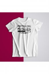 Installing Muscles Please Wait Yazılı Baskılı Tişört - 1