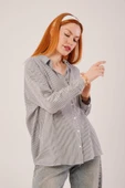 Cep Detay Çizgili Oversize Gri Gömlek thumbnail 3
