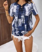 Kadın Kısa Kollu Yakası Bağcıklı Kuş Gözü Detay Parça Desenli Süprem Bluz thumbnail 2