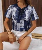 Kadın Kısa Kollu Yakası Bağcıklı Kuş Gözü Detay Parça Desenli Süprem Bluz thumbnail 1