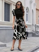 Kadın Kısa Kollu Yarı Balıkçı Yaka üst Viskon Alt Desenli Dokuma Midi Elbise thumbnail 3