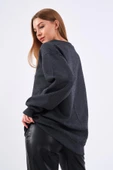Antrasit Kadın Pamuklu Oversize Basic Bisiklet Yaka Sweatshirt thumbnail 4