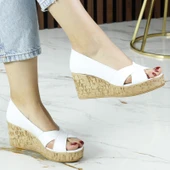 Erkan Saçmacı Astrid Beyaz Hakiki Dana Derisi Çapraz Bantlı Mantar Taban Görünümlü Dolgu Topuklu Sandalet - 3