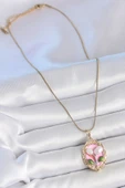 316L Çelik Gold Renk Zincir Pembe Mineli İncili Çiçek İşlemeli Portre Model Kadın Kolye thumbnail 2