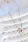 316L Çelik Gold Renk Zincir Beyaz Minimal Çiçek İşlemeli İnci Detay Portre Model Kadın Kolye thumbnail 2