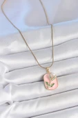 316L Çelik Gold Renk Zincir Pembe Mineli İncili Çiçek İşlemeli Portre Model Kadın Kolye thumbnail 2