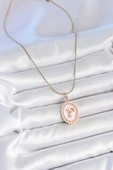 316L Çelik Gold Renk Zincir Pembe Mineli İncli Zirkon Taşlı Çiçek İşlemeli Portre Model Kadın Kolye thumbnail 4