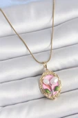316L Çelik Gold Renk Zincir Pembe Mineli İncili Çiçek İşlemeli Portre Model Kadın Kolye thumbnail 3