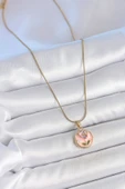 316L Çelik Gold Renk Zincir Pembe Minimal Çiçek İşlemeli İnci Detay Portre Model Kadın Kolye thumbnail 2