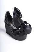 Kadın Verla Çapraz Bant Siyah Rugan Yüksek Topuklu Dolgu Taban Ayakkabı - 4