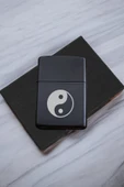 Nesnel Gift Ying-Yang Motifli Siyah Metal Benzinli Çakmak thumbnail 1