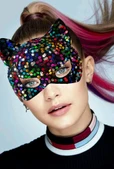 Siyah Kadife Kumaş Üzerine Rengarenk Payetli Pullu Parti Maskesi 16x14 Cm thumbnail 2